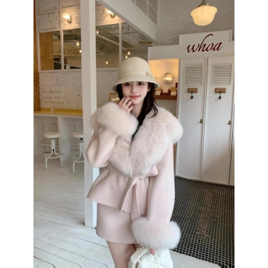 Áo khoác dạ nữ cổ lông hồng, tay phối lông, dáng ngắn thắt eo, mix chân váy A Giá ưu đãi 519.000đ