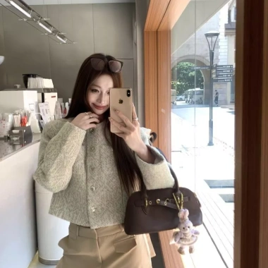 Áo khoác dài thời trang nữ cao cấp mùa thu đông – Phong cách mới, phù hợp dáng rộng & slim, sale giảm 17%, giá 117.612₫ 4 Áo khoác dài thời trang nữ cao cấp mùa thu đông – Phong cách mới, phù hợp dáng rộng & slim, sale giảm 17%, giá 117.612₫ 4