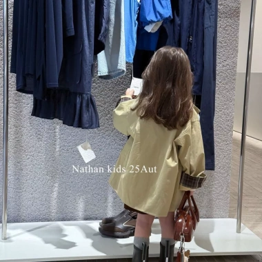 Áo khoác gió bé gái Trung Thu 50% giảm giá - Phong cách Anh Quốc, hai màu thời trang, chỉ 286.270₫ 4 Áo khoác gió bé gái Trung Thu 50% giảm giá - Phong cách Anh Quốc, hai màu thời trang, chỉ 286.270₫ 4