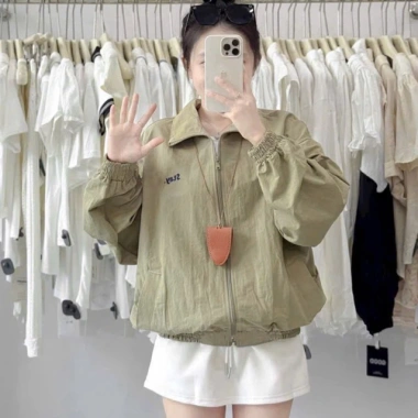 Áo khoác gió Boxi nữ croptop cổ bẻ 2 lớp dù nhăn, form ngắn thêu chữ - Giá 176k