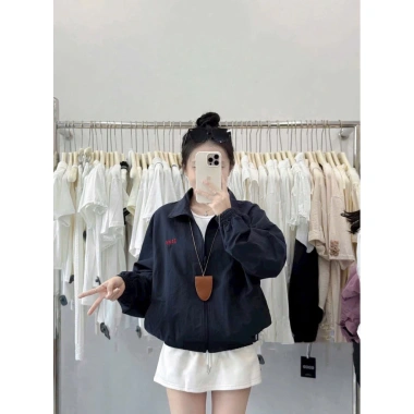 Áo khoác gió Boxi nữ croptop cổ bẻ 2 lớp dù nhăn, form ngắn thêu chữ - Giá 176k 7 Áo khoác gió Boxi nữ croptop cổ bẻ 2 lớp dù nhăn, form ngắn thêu chữ - Giá 176k 7