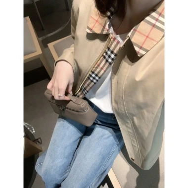 Áo khoác gió cao cấp phong cách Pháp Top Tokyo Sunset, kaki tùy chỉnh - giá ưu đãi 433.130₫ 3 Áo khoác gió cao cấp phong cách Pháp Top Tokyo Sunset, kaki tùy chỉnh - giá ưu đãi 433.130₫ 3