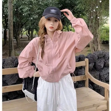 Áo khoác gió nữ 2 lớp FOM croptop mũ, chất liệu gió nhăn, chống nắng, cản gió - Giá chỉ 102.000₫