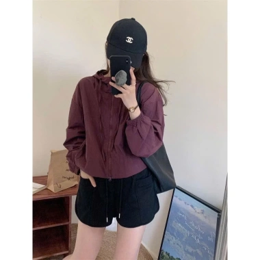 Áo khoác gió nữ 2 lớp FOM croptop mũ, chất liệu gió nhăn, chống nắng, cản gió - Giá chỉ 102.000₫