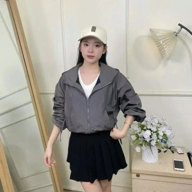 Áo khoác gió nữ CATTEEN 2 lớp thêu ngựa, dáng lửng, vải gió nhăn - 85.839 VND