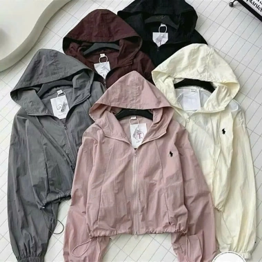 Áo khoác gió nữ croptop thêu logo ngựa, mũ vải nhăn cao cấp, freesize 40‑65kg, giá 88.999₫ 3 Áo khoác gió nữ croptop thêu logo ngựa, mũ vải nhăn cao cấp, freesize 40‑65kg, giá 88.999₫ 3