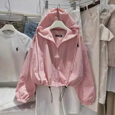Áo khoác gió nữ croptop thêu logo ngựa, mũ vải nhăn cao cấp, freesize 40‑65kg, giá 88.999₫