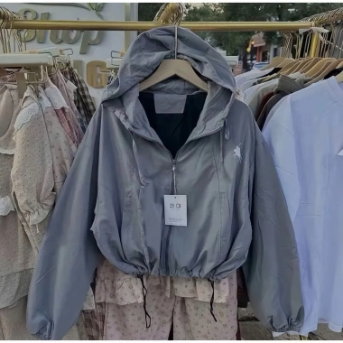 Áo khoác gió nữ croptop thêu logo ngựa, mũ vải nhăn cao cấp, freesize 40‑65kg, giá 88.999₫