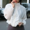 Áo khoác gió thể thao nữ Whitewhy Croptop tay dài, mỏng nhẹ, chống gió - 239k 4