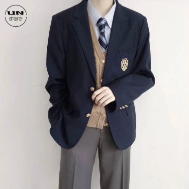Áo khoác học sinh Hàn Quốc phong cách blazer cài cúc, túi và huy hiệu dễ thương - UNSTORE 319k 3 Áo khoác học sinh Hàn Quốc phong cách blazer cài cúc, túi và huy hiệu dễ thương - UNSTORE 319k 3