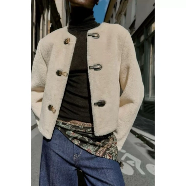 Áo khoác lông Đỏ Zara đính dây cúc – Giá chỉ 600.000, giảm 144.000 2 Áo khoác lông Đỏ Zara đính dây cúc – Giá chỉ 600.000, giảm 144.000 2