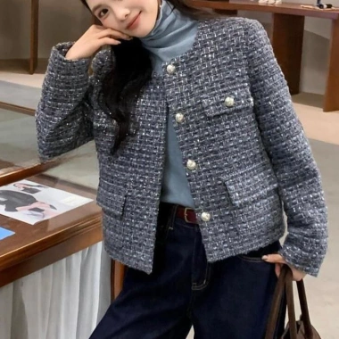 Áo khoác mùa đông nữ xanh dương kiểu Hàn Quốc – Tweed nhẹ, chắn gió, đường phố