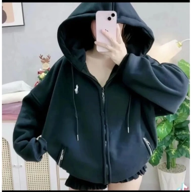 Áo khoác nỉ tay bồng logo ngựa – Rộng mặc, siêu xinh, giảm giá 79.000₫, giá gốc 95.590₫ 4 Áo khoác nỉ tay bồng logo ngựa – Rộng mặc, siêu xinh, giảm giá 79.000₫, giá gốc 95.590₫ 4