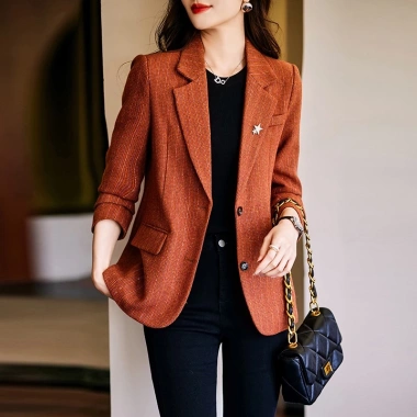 Áo khoác vest đỏ nho nữ mùa thu 2.023 – Thiết kế thoải mái, sang trọng, phù hợp dạo phố