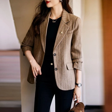 Áo khoác vest đỏ nho nữ mùa thu 2.023 – Thiết kế thoải mái, sang trọng, phù hợp dạo phố