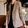 Áo khoác vest đỏ nho nữ mùa thu 2.023 – Thiết kế thoải mái, sang trọng, phù hợp dạo phố 6