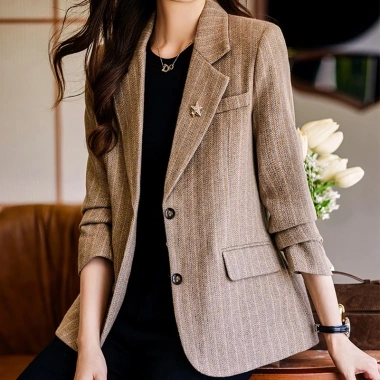 Áo khoác vest đỏ nho nữ mùa thu 2.023 – Thiết kế thoải mái, sang trọng, phù hợp dạo phố