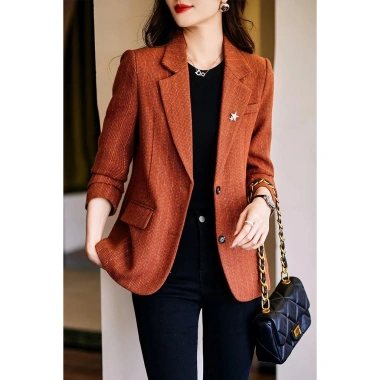 Áo khoác vest đỏ nho nữ mùa thu 2.023 – Thiết kế thoải mái, sang trọng, phù hợp dạo phố
