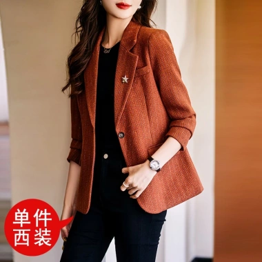 Áo khoác vest đỏ nho nữ mùa thu 2.023 – Thiết kế thoải mái, sang trọng, phù hợp dạo phố 10 Áo khoác vest đỏ nho nữ mùa thu 2.023 – Thiết kế thoải mái, sang trọng, phù hợp dạo phố 10