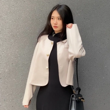 Áo khoác vest nữ trơn khuy đồng, cổ tròn, 1 túi, đệm cầu vai, dáng ngắn - giảm còn 204.000đ