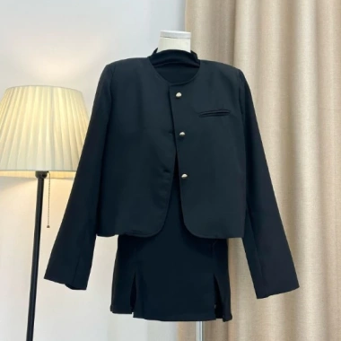 Áo khoác vest nữ trơn khuy đồng, cổ tròn, 1 túi, đệm cầu vai, dáng ngắn - giảm còn 204.000đ