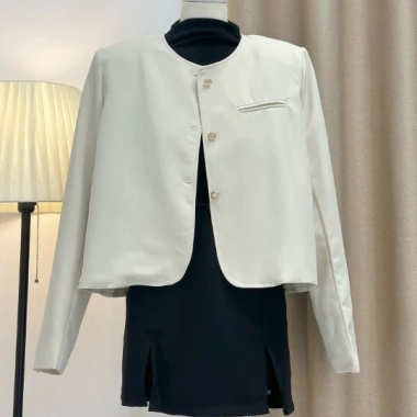 Áo khoác vest nữ trơn khuy đồng, cổ tròn, 1 túi, đệm cầu vai, dáng ngắn - giảm còn 204.000đ