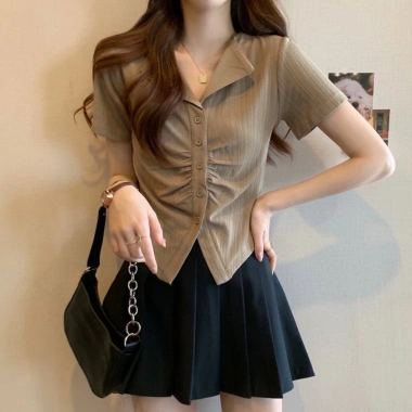 Áo kiểu cổ bẻ chữ V nhúm ngực, vạt chéo đính 4 cúc - Giá chỉ 105.020₫