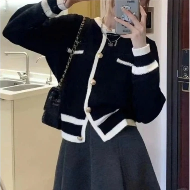 Áo len cardigan cổ tròn đính cúc, túi ngực Hàn Quốc - Tiểu thư, chỉ 187.620₫ 2 Áo len cardigan cổ tròn đính cúc, túi ngực Hàn Quốc - Tiểu thư, chỉ 187.620₫ 2