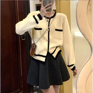 Áo len cardigan cổ tròn đính cúc, túi ngực Hàn Quốc - Tiểu thư, chỉ 187.620₫ 3 Áo len cardigan cổ tròn đính cúc, túi ngực Hàn Quốc - Tiểu thư, chỉ 187.620₫ 3