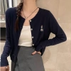Áo len cardigan thêu gấu ống tay bo – Phong cách Hàn Quốc, giảm tới 22%