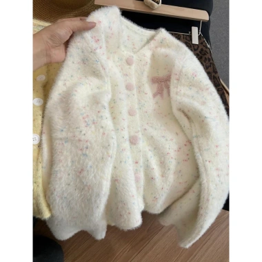 Áo len cardigan trắng thêu nơ hồng, form rộng, lông mềm, dễ thương – Giá giảm còn 280.000 VND
