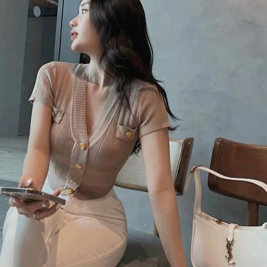 Áo len cổ V vạt bầu tôn dáng cộc tay - Màu thời trang, giá chỉ 124.200₫ giảm mạnh 7