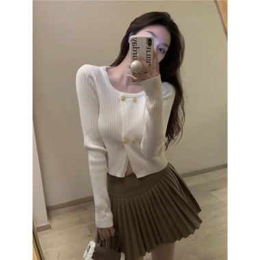 Áo len dài tay 4 khuy cúc đối xứng dáng ngắn, phong cách nữ tính - Giá 140.420₫ 8 Áo len dài tay 4 khuy cúc đối xứng dáng ngắn, phong cách nữ tính - Giá 140.420₫ 8