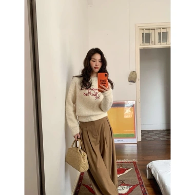 Áo len lông cổ tròn chữ thêu màu be basic thời trang nữ giảm giá 270k 2 Áo len lông cổ tròn chữ thêu màu be basic thời trang nữ giảm giá 270k 2