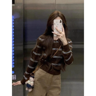 Áo Len Polo Nữ Kẻ Nâu Basic - Giá 216.000₫ (Giảm 19%) – Thoáng Mát, Đa Dụng Áo Len Polo Nữ Kẻ Nâu Basic - Giá 216.000₫ (Giảm 19%) – Thoáng Mát, Đa Dụng