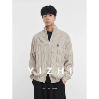 Áo Len Zip Cổ Cao Logo Ngựa YIZHI - Form Rộng Retro, Vặn Thừng, Giá ưu đãi 1.050.000