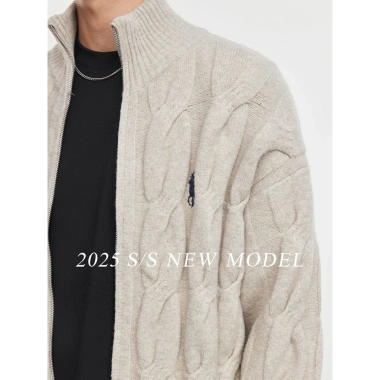 Áo Len Zip Cổ Cao Logo Ngựa YIZHI - Form Rộng Retro, Vặn Thừng, Giá ưu đãi 1.050.000