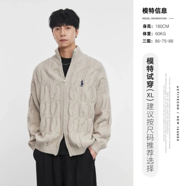 Áo Len Zip Cổ Cao Logo Ngựa YIZHI - Form Rộng Retro, Vặn Thừng, Giá ưu đãi 1.050.000