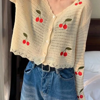 Áo lưới cổ V khuy dài tay thêu Cherry – Siêu nhẹ, thời trang, chỉ 172.500₫ 2