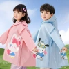 Áo mưa trẻ em phong cách mới, poncho toàn thân chịu mưa lớn, có ngăn đựng túi đi học