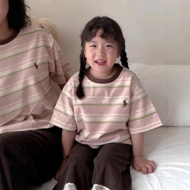 Áo ngắn tay trẻ em preppy 2.025, màu khối Crew, cổ sọc 3D, đồng điệu cha mẹ con