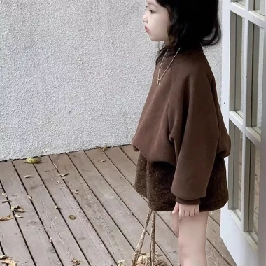 Áo nỉ cà phê Mori Retro Hàn Quốc + Váy ngắn lông xù hai mảnh lót lông cừu - Giá 361k
