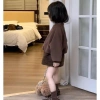 Áo nỉ cà phê Mori Retro Hàn Quốc + Váy ngắn lông xù hai mảnh lót lông cừu - Giá 361k 4