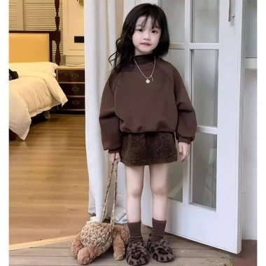 Áo nỉ cà phê Mori Retro Hàn Quốc + Váy ngắn lông xù hai mảnh lót lông cừu - Giá 361k