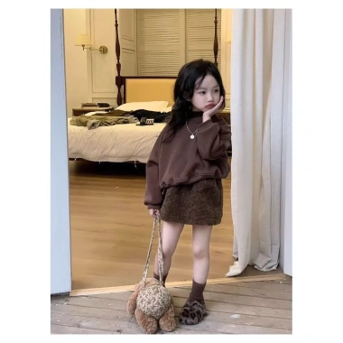 Áo nỉ cà phê Mori Retro Hàn Quốc + Váy ngắn lông xù hai mảnh lót lông cừu - Giá 361k