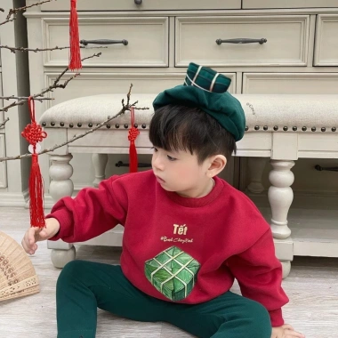 Áo nỉ cổ tròn bánh chưng Tết cho bé 8-38kg sweater dài tay unisex thu đông TABA KIDS giá 125.400 VND