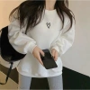 Áo nỉ cổ tròn tay dài unisex oversize họa tiết trái tim - Giá 119.999₫ 2