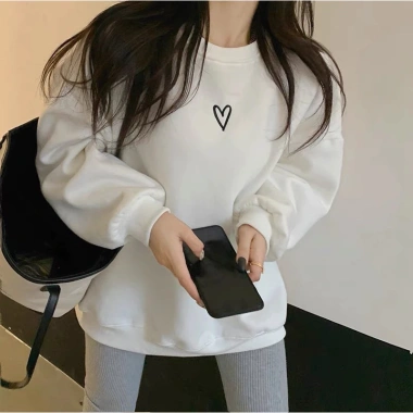 Áo nỉ cổ tròn tay dài unisex oversize họa tiết trái tim - Giá 119.999₫
