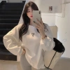 Áo nỉ cổ tròn tay dài unisex oversize họa tiết trái tim - Giá 119.999₫ 3