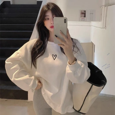 Áo nỉ cổ tròn tay dài unisex oversize họa tiết trái tim - Giá 119.999₫
